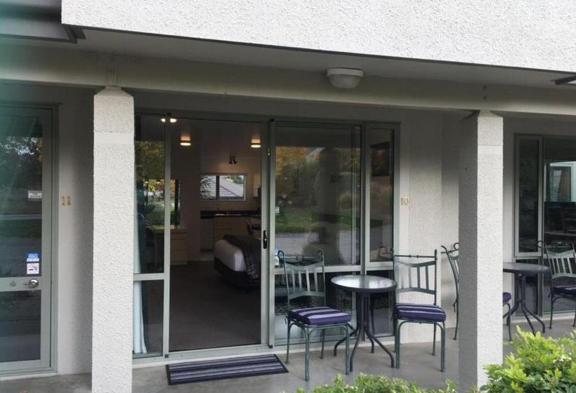 デラックスルーム, Colonial Manor Motel