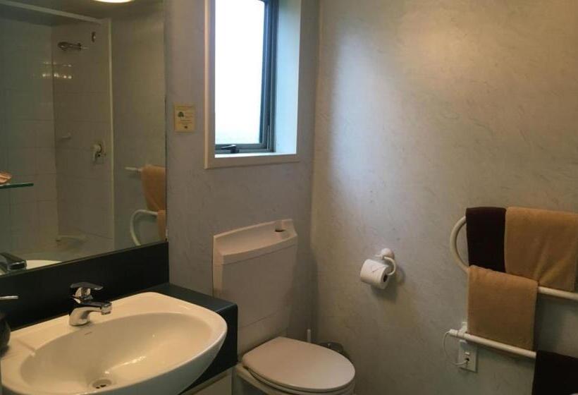 ファミリールーム, Colonial Manor Motel