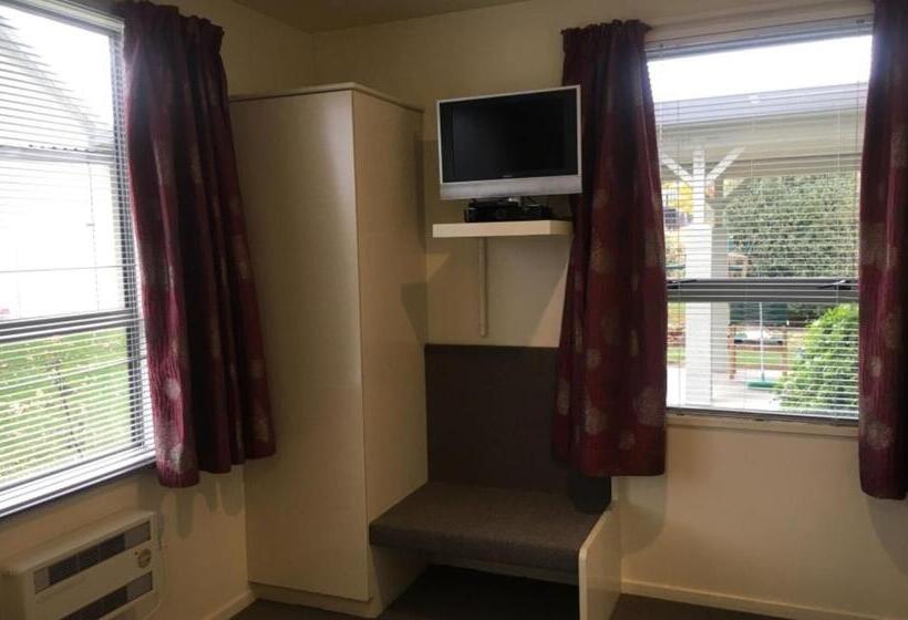 ファミリールーム, Colonial Manor Motel