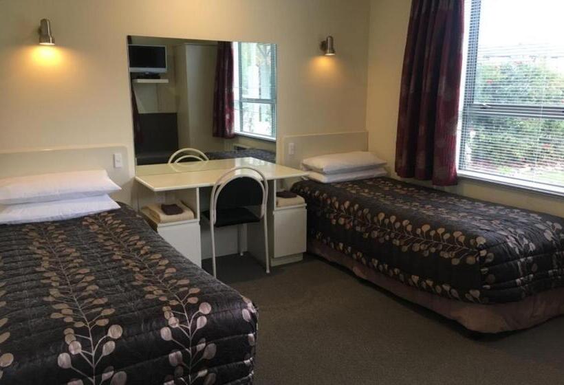 ファミリールーム, Colonial Manor Motel