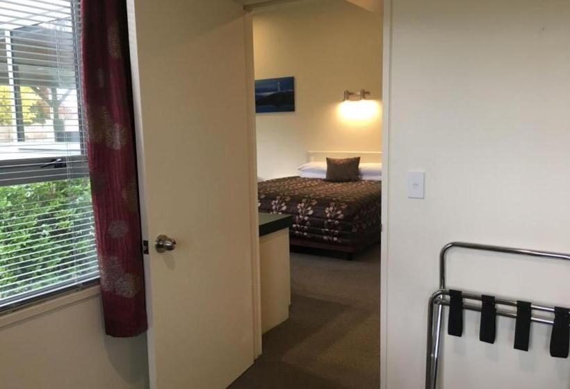 ファミリールーム, Colonial Manor Motel