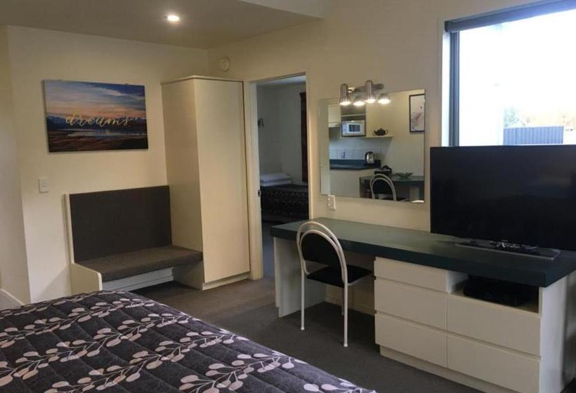 ファミリールーム, Colonial Manor Motel