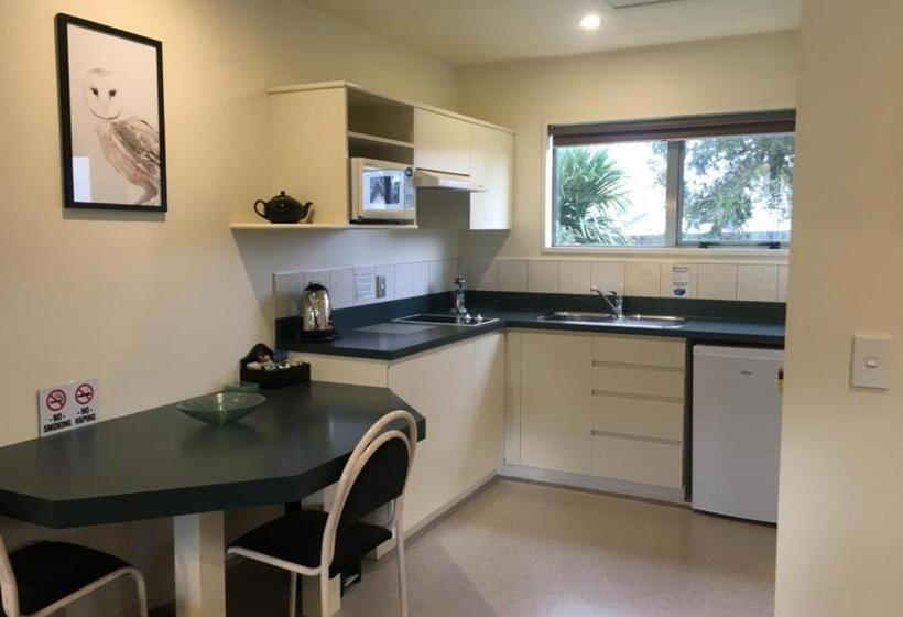 ファミリールーム, Colonial Manor Motel