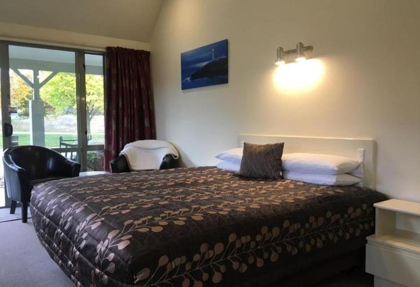 패밀리 룸, Colonial Manor Motel