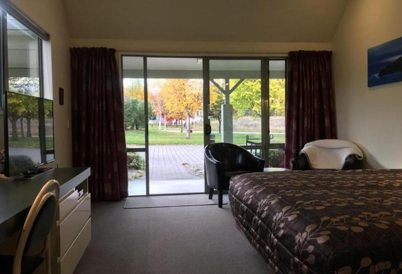 ファミリールーム, Colonial Manor Motel