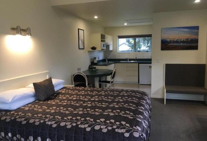 ファミリールーム, Colonial Manor Motel