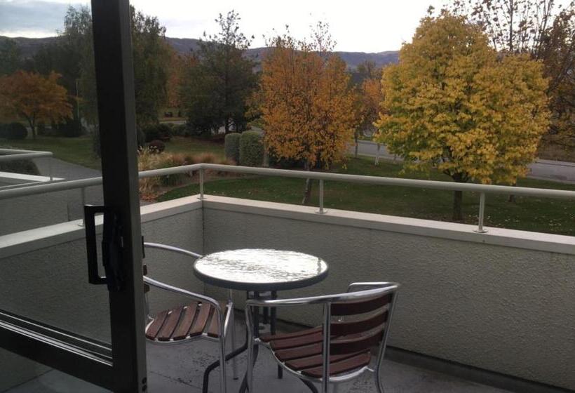 エクゼクティブルーム, Colonial Manor Motel