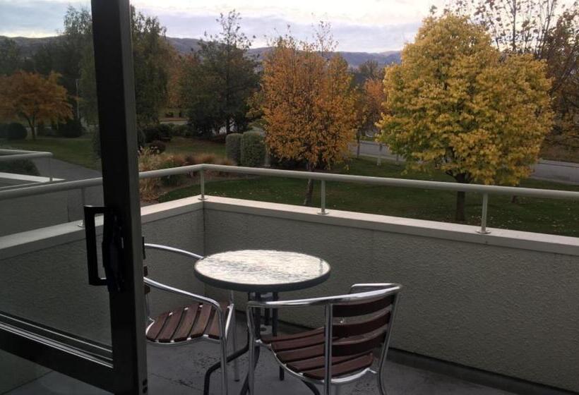 エクゼクティブルーム, Colonial Manor Motel