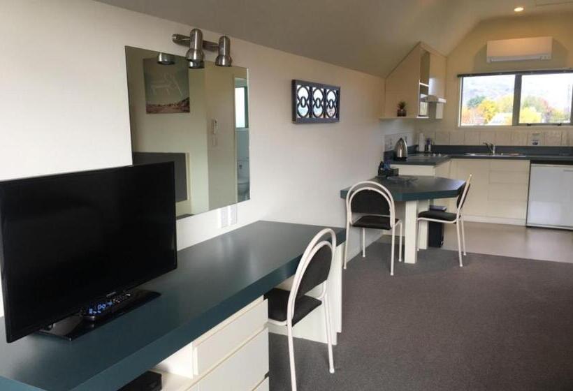 エクゼクティブルーム, Colonial Manor Motel