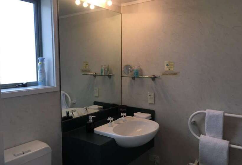 スタンダードスタジオ, Colonial Manor Motel