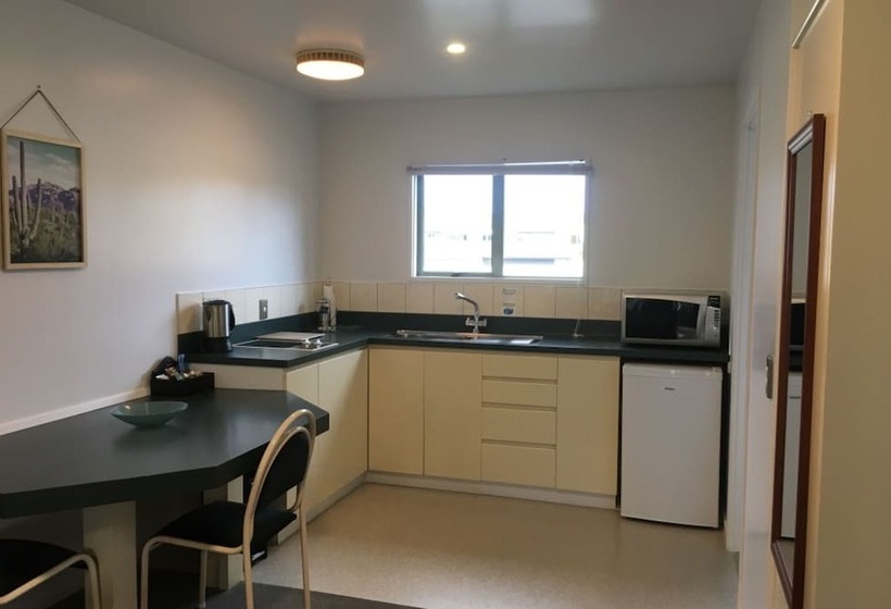 スタンダードスタジオ, Colonial Manor Motel