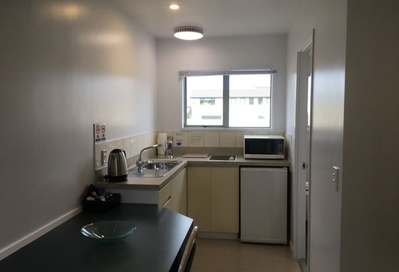 スタンダードスタジオ, Colonial Manor Motel