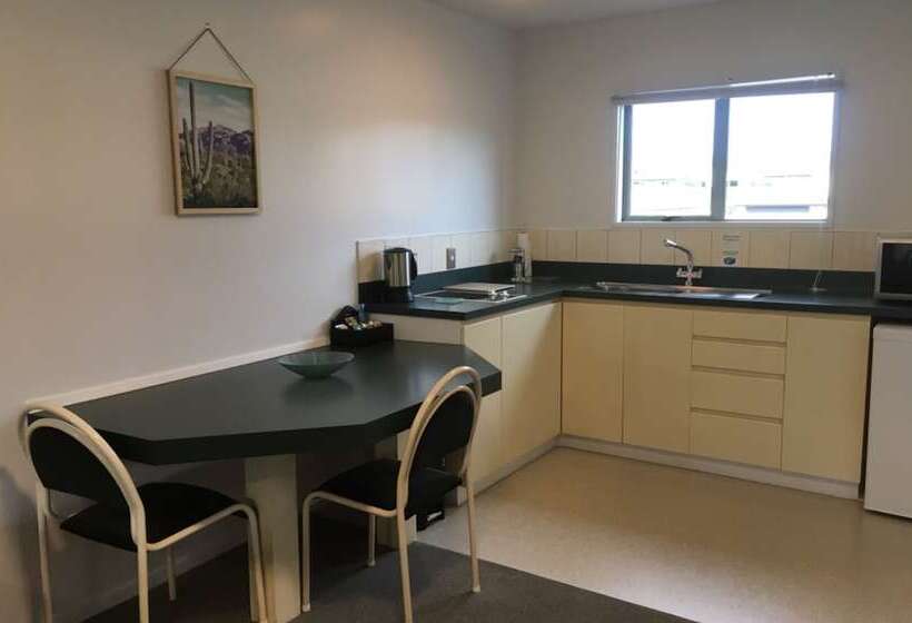 スタンダードスタジオ, Colonial Manor Motel