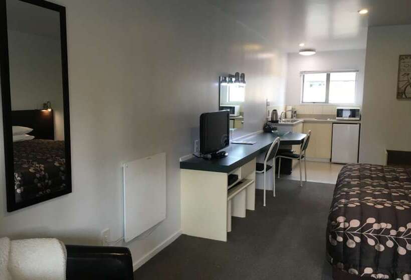 スタンダードスタジオ, Colonial Manor Motel