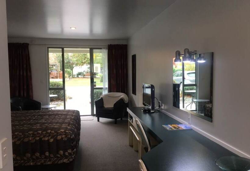 スタンダードスタジオ, Colonial Manor Motel