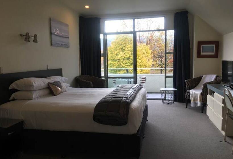 エクゼクティブルーム, Colonial Manor Motel