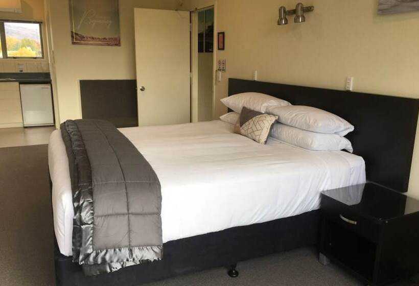 エクゼクティブルーム, Colonial Manor Motel