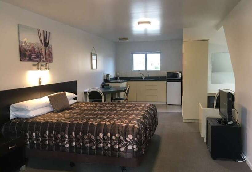 スタンダードスタジオ, Colonial Manor Motel