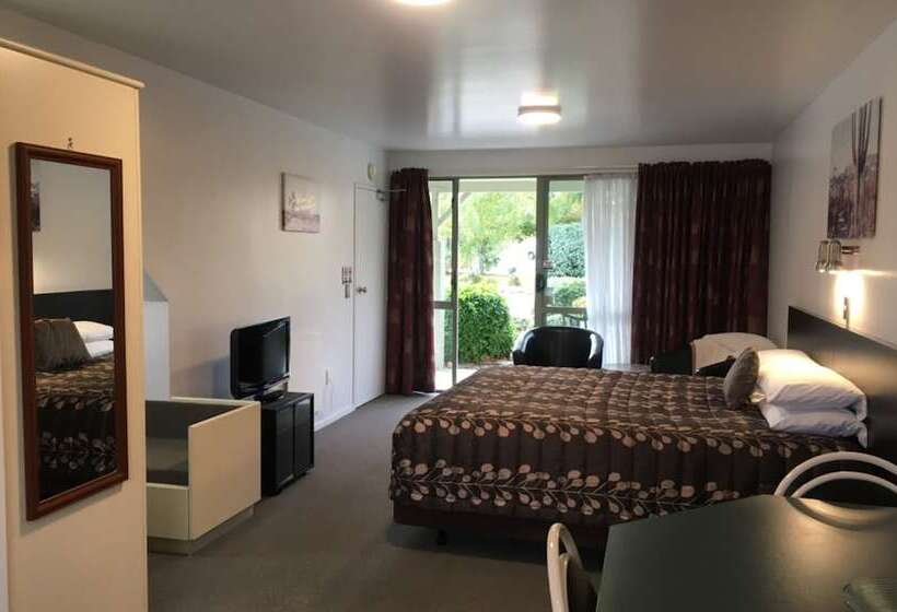 スタンダードスタジオ, Colonial Manor Motel