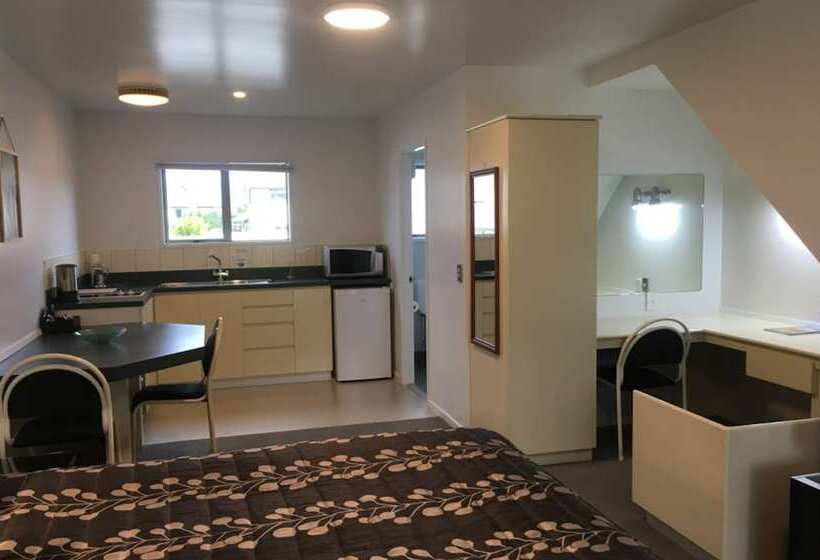 スタンダードスタジオ, Colonial Manor Motel