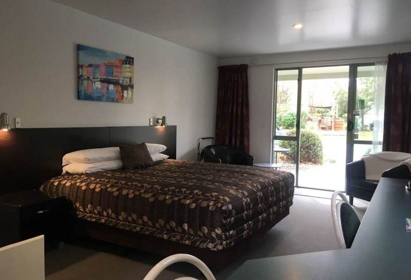 スタンダードスタジオ, Colonial Manor Motel