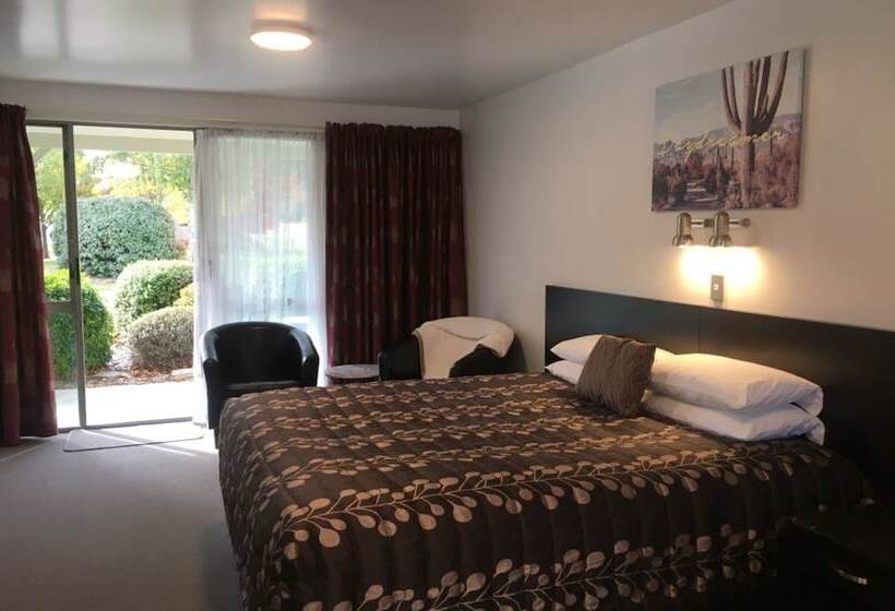 スタンダードスタジオ, Colonial Manor Motel