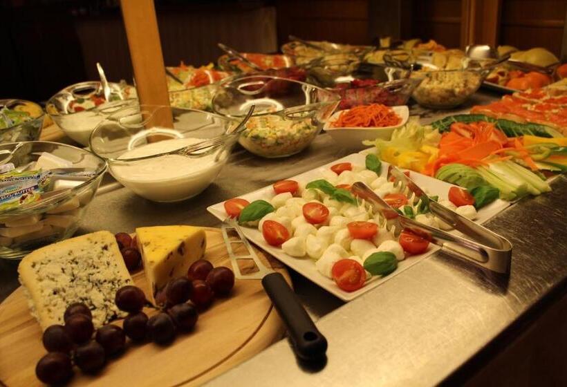 اتاق استاندارد سه نفره, Askania