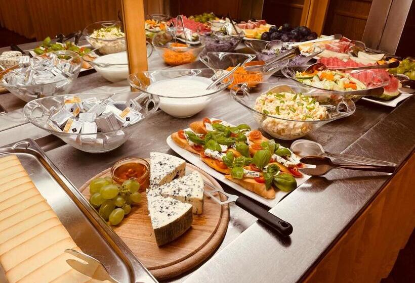 اتاق استاندارد چهار تخته, Askania