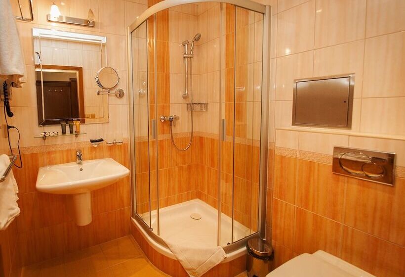 اتاق استاندارد سه نفره, Askania