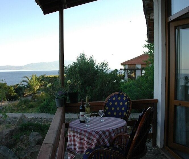 חדר סטנדרט לשלושה, Assos Terrace