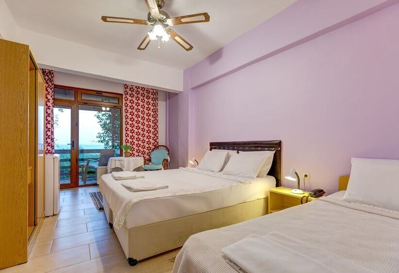 חדר סטנדרט לשלושה, Assos Terrace