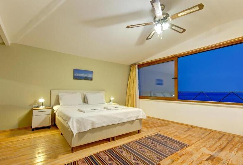 סוויטה, Assos Terrace