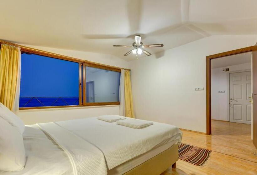 סוויטה, Assos Terrace