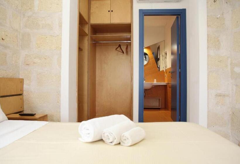 חדר סופריור לשלושה, Delle Cave