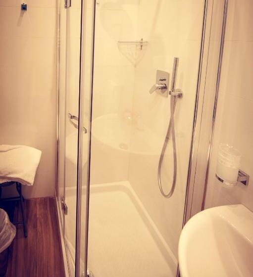 اتاق سوپریور, Fini