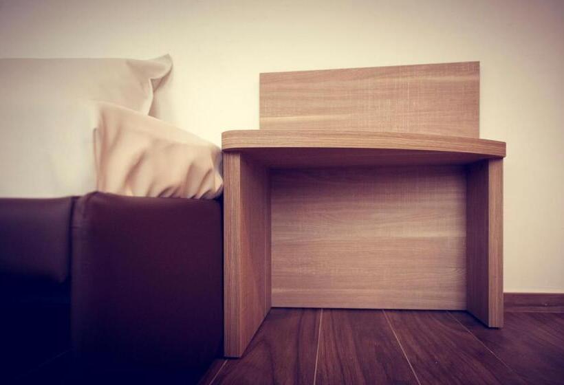 اتاق سوپریور, Fini