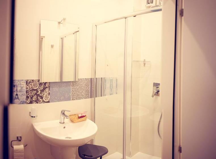 اتاق سوپریور سه تخته, Fini