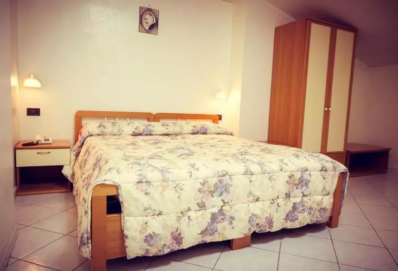 Economy Triple Room, Fini