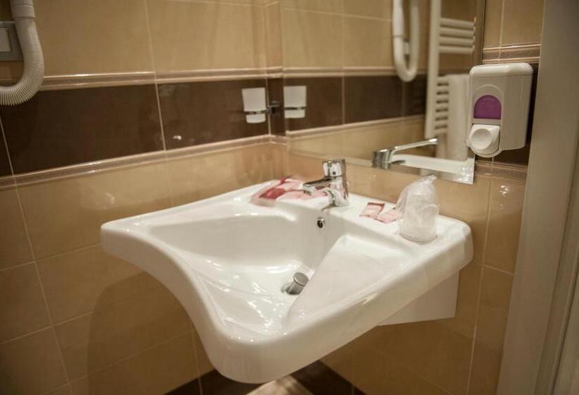 اتاق سوپریور, Fini