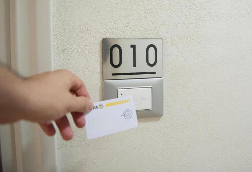 اتاق سوپریور, Fini