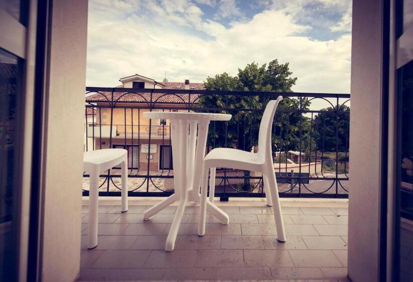 اتاق سوپریور, Fini