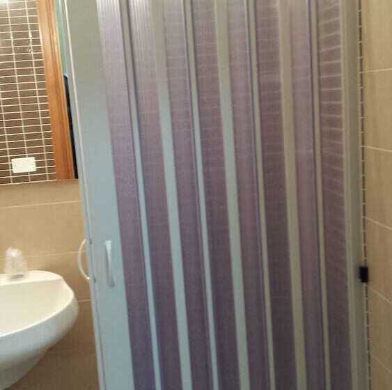 Economy Triple Room, Fini