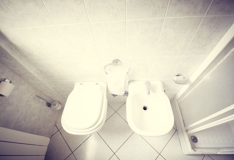 Economy Triple Room, Fini