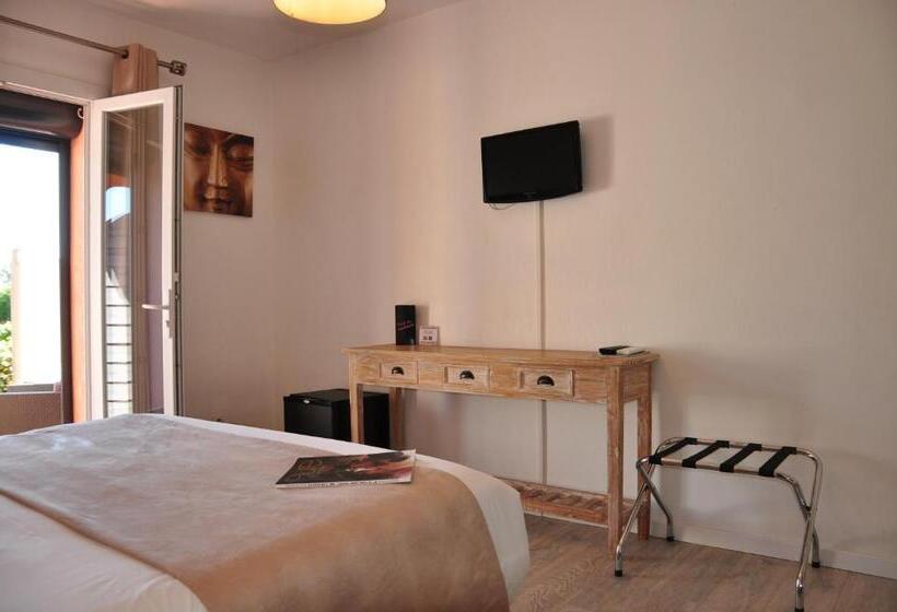 Habitación Comfort con Terraza, Hôtel De La Vierge Noire