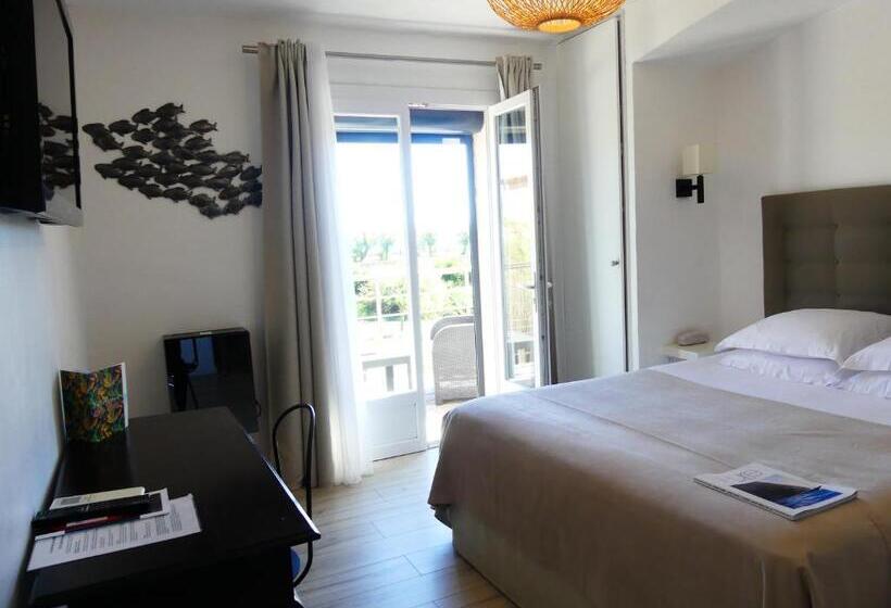 غرفة قياسية مطلّة علي البحر مزوَّدة بشُرفة, Hôtel De La Vierge Noire