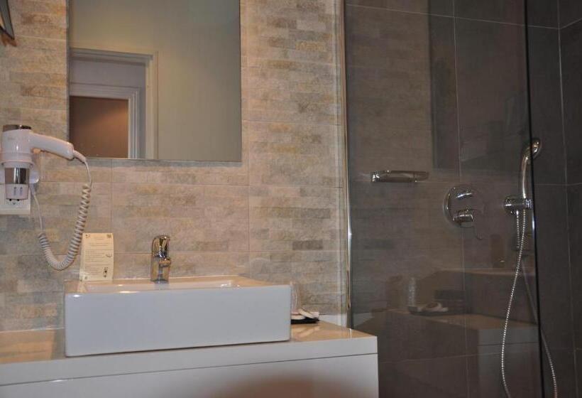 Habitación Comfort con Terraza, Hôtel De La Vierge Noire