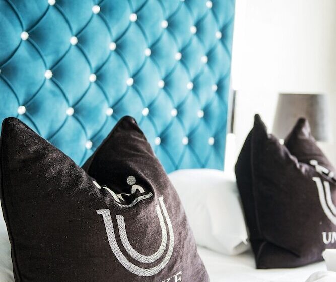 اتاق استاندارد یک نفره, Kong Carl Unike Hoteller