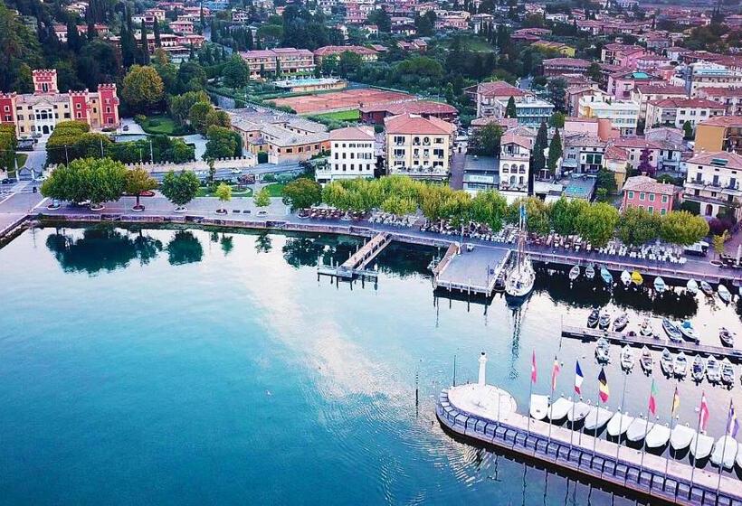 Номер Deluxe Вид на Озеро, La Vittoria Boutique