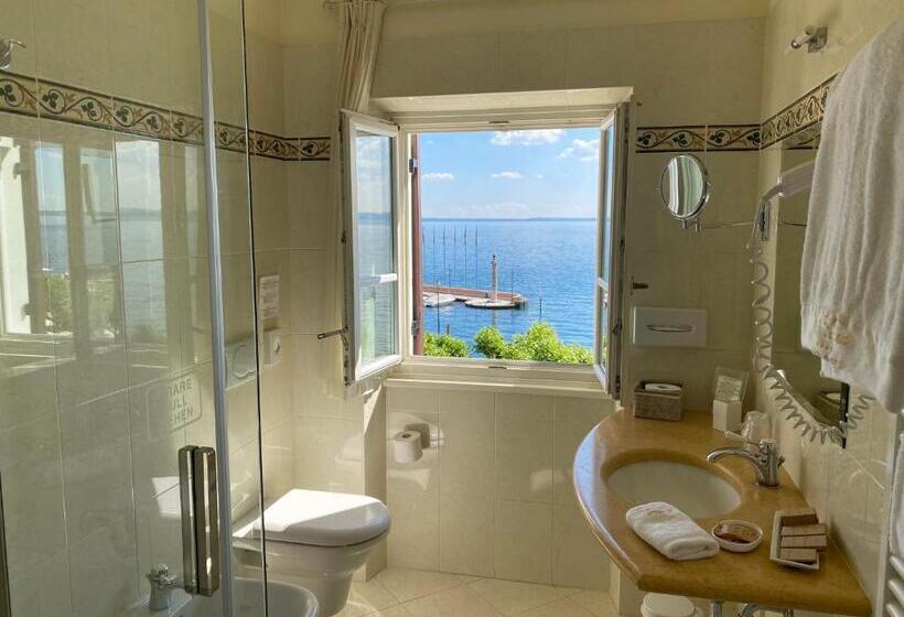 Номер Deluxe Вид на Озеро, La Vittoria Boutique