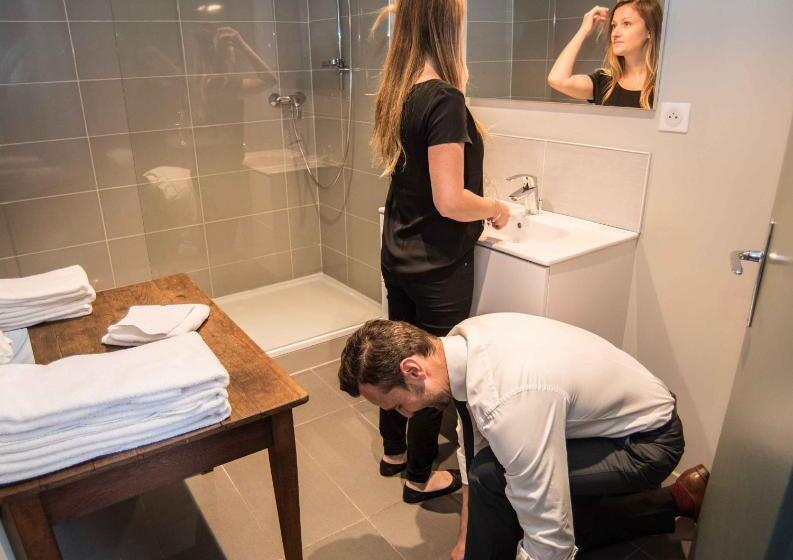 标准三人间, Le Comte Rouge